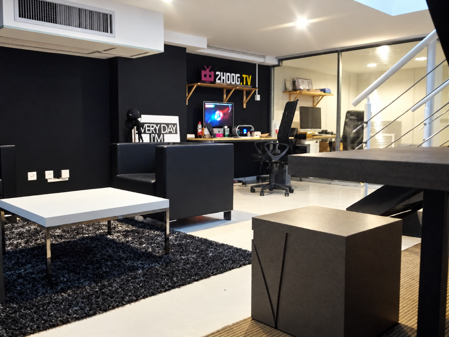 Interior of the Zhong.TV studio